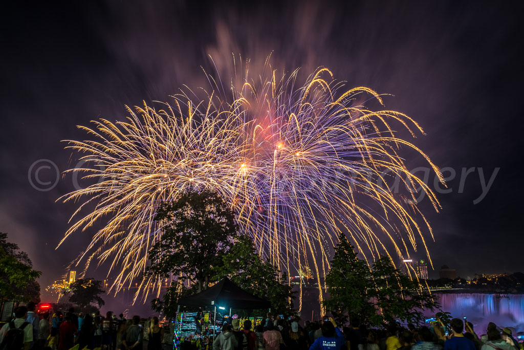 otti-20170704-gold-blue-fireworks-niagara-OTT_6716.jpg